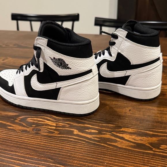 Nike Black and White Athletic Shoes - Picture 2 of 6